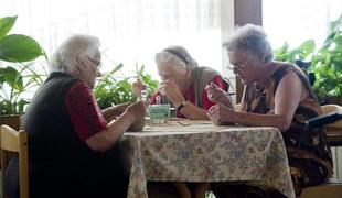 Domove za starejše zaradi finančne stiske  lani zapustilo okoli 250 ljudi 