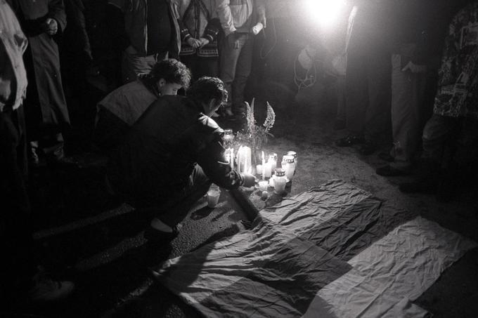 Mariborčani prižigajo sveče na kraju, kjer je umrl Josef Šimčik, prva smrtna žrtev slovenskega osamosvajanja. | Foto: Tone Stojko