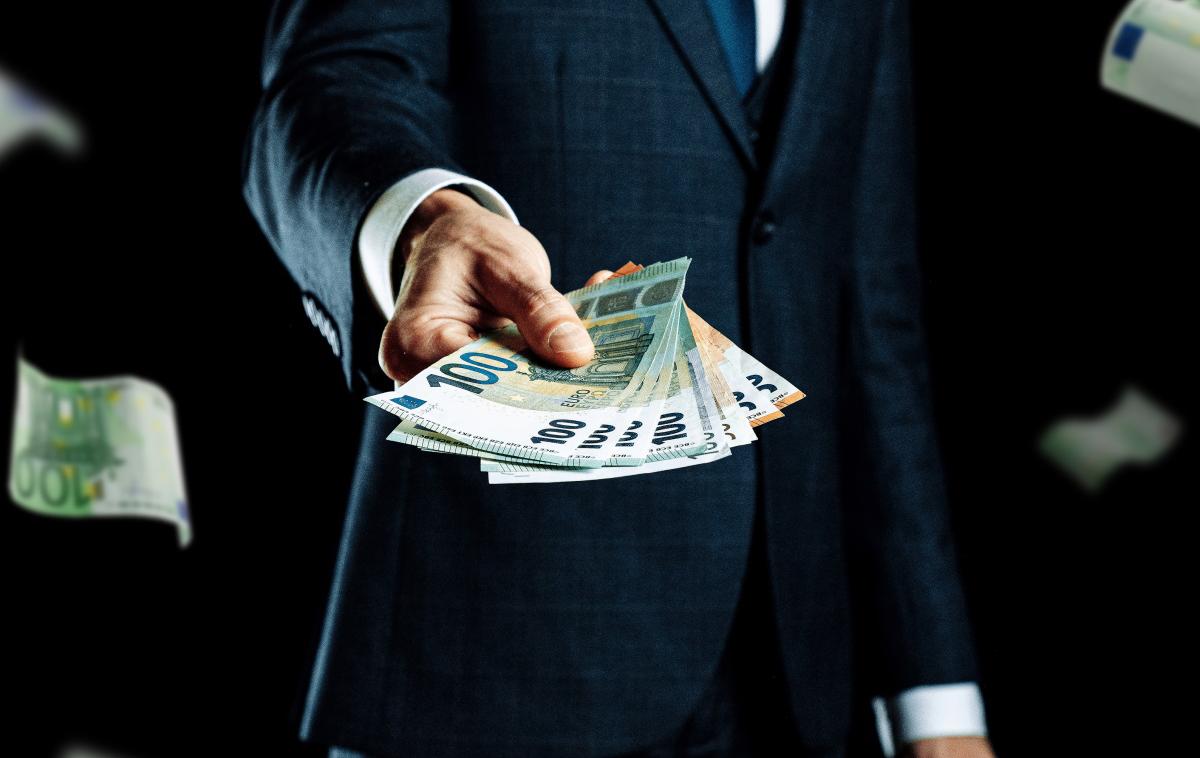 Evri, denar | Ker je moški vztrajno zavračal vračilo presežnega zneska podjetju, je tožilstvo v Kaposvaru proti njemu vložilo obtožnico zaradi nezakonitega prisvajanja denarnih sredstev, so danes sporočili s tožilstva. | Foto Shutterstock