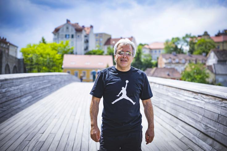 V Albaniji se je njegov prvi stik z Jugoslavijo zgodil, ko ga je prijatelj, ki je navijal za Anglijo, povabil, da si skupaj ogledata nogometno tekmo med Jugoslavijo in Anglijo. "Našel je program, ki je to prenašal. Anglija je takrat v Beogradu zmagala s 4:1, gol za Jugoslavijo pa je dal Srečko Katanec. Pred tem je obramba na čelu z Maurom Ravnićem in Markom Elsnerjem storila kar nekaj napak," se dobro spominja dvoboja iz leta 1987. | Foto: Ana Kovač