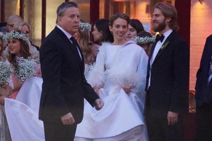 Hčerka slavnih igralcev presenetila s skrivno valentinovo poroko