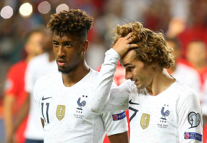 Razočarani francoski zvezdniki po tekmi v Konyi, ki so jo izgubili z 0:2. | Foto: Reuters