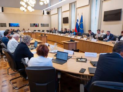 Koalicija umaknila sporni del predloga sprememb za t. i. normirance