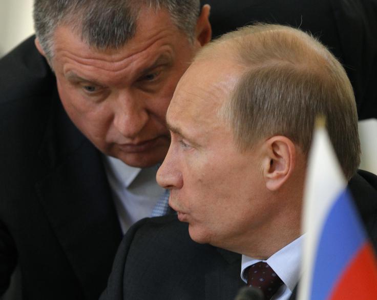 Sečin je že od 90. let preteklega stoletja Putinova desna roka. Fotografija Putina in Sečina je iz leta 2010, ko je bil Putin ruski premier, Sečin pa vodja njegovega kabineta. | Foto: Guliverimage