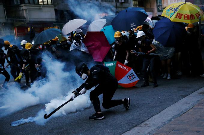 Ko so se protestniki približali pekinškem uradu za zveze, je policija proti njim uporabila solzivec. | Foto: Reuters