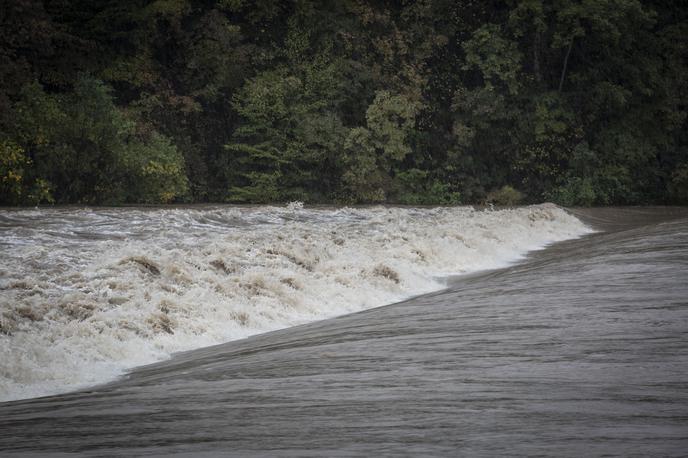 Reka Kolpa poplavlja. Poplave. | Kljub prvi pomoči je 23-letnik umrl. | Foto Bojan Puhek