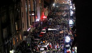 Več tisoč ljudi proti Vučiću napolnilo Beograd