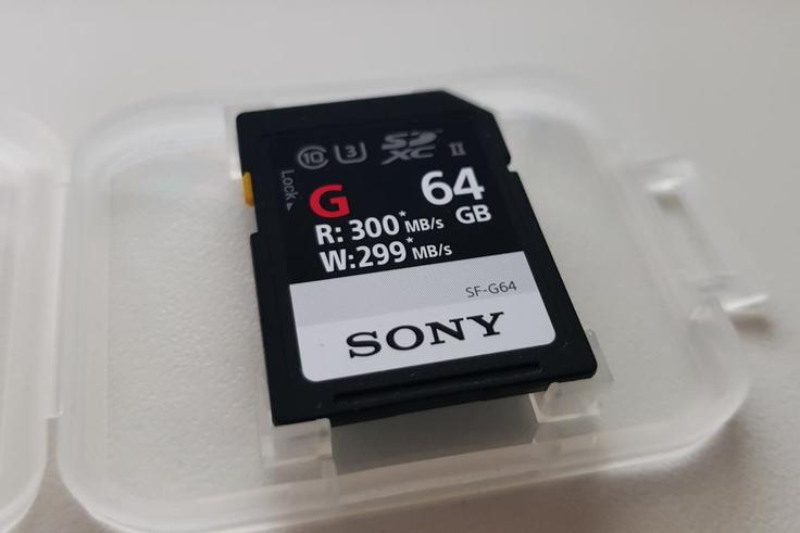 Za maksimalni izkoristek hitrega zaporednega fotografiranja Sony a9 je treba imeti tudi primerno hitro spominsko kartico. Med našim preizkusom smo uporabljali Sonyjevo lastno SF-G64, ki je bila narejena posebej za aparat A9 in je s hitrostjo branja 300 megabajtov na sekundo in zapisovanja 299 megabajtov na sekundo tudi najhitrejša spominska kartica tipa UHS-II na svetu.  | Foto: Matic Tomšič
