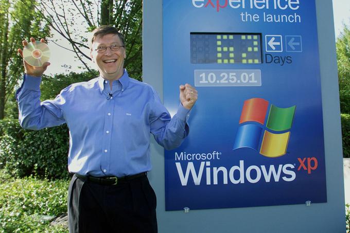 Windows XP glede na večino spletnih anket veljajo za drugi najboljši Microsoftov operacijski sistem vseh časov (na prvem mestu je prepričljivo Windows XP). Na fotografiji Bill Gates, ustanovitelj Microsofta, leta 2001 odšteva dneve do izida "ikspejev".  | Foto: Reuters