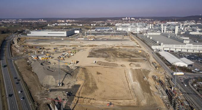 Celotna površina gradbišča znaša 200 tisoč kvadratnih metrov, kar je primerljivo s 30 nogometnimi igrišči.  | Foto: Mercedes-Benz