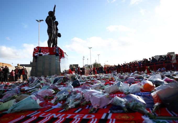 Tudi derbi za Manchester mineva v znamenju spomina na Bobbyja Charltona. | Foto: Reuters