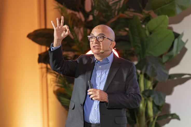 Kritično je osvetlil, da se je ESG v praksi pogosto skrčil na skladnost, upravljanje tveganj, merjenje in poročanje, kar lahko podjetja vodi v "debelejša in bleščeča poročila", ne pa nujno v dejanske spremembe. Trajnost, je poudaril, lahko deluje le, če je dobičkonosna in če podjetja znajo iz največjih izzivov današnjega časa ustvariti priložnosti za inovacije in rast. | Foto: Bojan Puhek