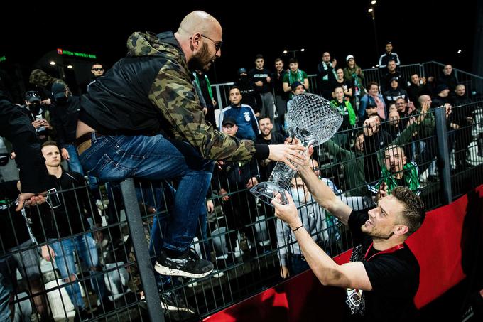Kapetan Timi Max Elšnik se je zahvalil navijačem za izjemno podporo. | Foto: Grega Valančič/Sportida