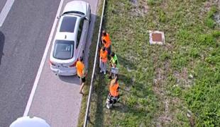 Nesreča na dolenjski avtocesti: promet stekel, zastoj ostaja