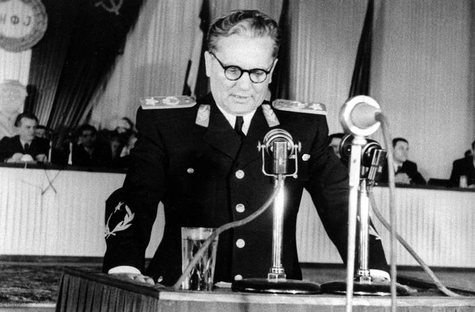 Voditelju komunistične Jugoslavije Josipu Brozu - Tito lahko očitamo marsikaj, a pri priznanju obstoja makedonskega naroda ni odigral negativne vloge. Dejstvo je, da je predvojna, kraljeva Jugoslavija uradno priznavala le en, jugoslovanski narod. Ta je bil po uradni unitarni jugoslovanski ideologiji razdeljen na tri plemena: Srbe, Hrvate in Slovence. Črnogorcem ni bila priznana niti posebna plemenska identiteta, prebivalci Makedonije (s stališča Beograda je bila to Južna Srbija) pa niso smeli izražati makedonske (pa tudi ne bolgarske) zavesti. Bosenske muslimane pa so si lastili tako Hrvati kot Srbi. Titova Jugoslavija je Slovencem, Srbom in Hrvatom znova priznala status narodov. Narod so postali tudi Črnogorci in Makedonci. Leta 1968 so posebno narodno identiteto priznali tudi bosenskim muslimanom. Njihovo versko ime je postalo tudi narodno: Muslimani. Od leta 1993 uporabljajo ime Bošnjaki. | Foto: Guliverimage/Vladimir Fedorenko