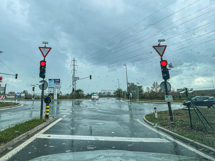 Zavijanje desno ob rdeči Če voznik tudi polkrožno obrne, ga lahko pri tem početju "zmoti" voznik, ki zavija desno ob rdeči luči. | Foto: Gašper Pirman
