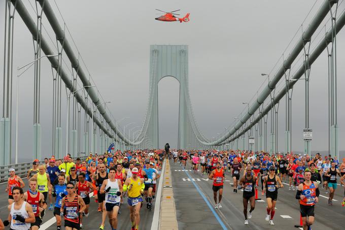 Tekači kmalu po začetku tradicionalnega newyorškega maratona na mostu Verrazano-Narrows, november 2017. | Foto: Reuters