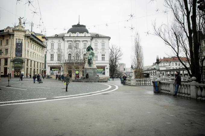 Po Janševem mnenju so razmere preveč resne, da bi se "nanje odzivali skozi ulični aktivizem, grožnje in mazaške akcije".  | Foto: Ana Kovač