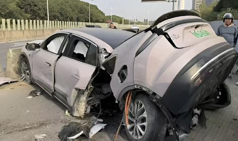 Kaj se je zgodilo? Kitajski limuzini je odtrgalo cel zadek. #foto