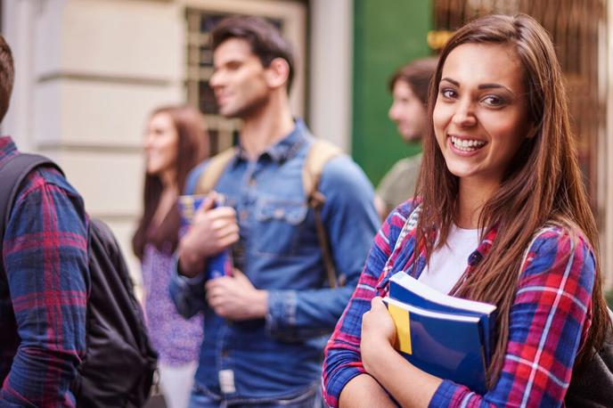 female-student-holding-her-books_329181-8412 | Foto GO4Digit Gal Pavel Pazlar / Astech d.o.o.