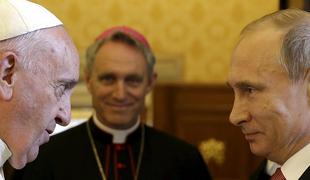 Vladimir Putin papeža Frančiška spet pustil čakati (foto)