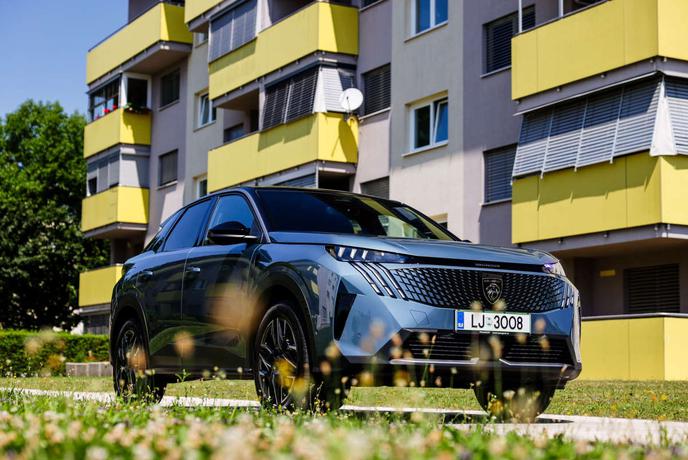 Peugeot kakovost svojih osebnih vozil potrjuje s standardnim sedemletnim jamstvom za vsa vozila v Sloveniji