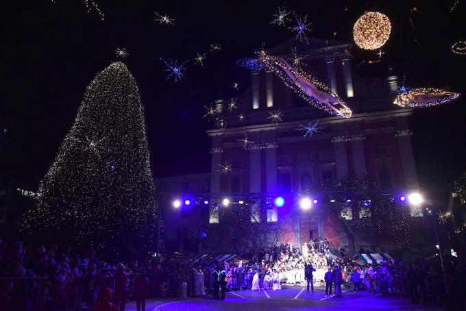 Po običaju sveti Miklavž peharje zlasti pridnih otrok napolni s suhim sadjem, piškoti in drugimi manjšimi darili, po nekaterih krajih pa pripravijo že tradicionalna miklavževanja in sejme.  | Foto: Bobo