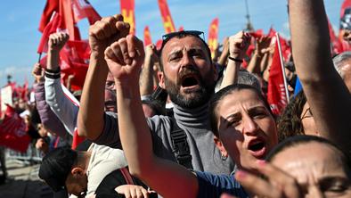 V Istanbulu deset tisoč ljudi na protestih v podporo Imamogluju #foto