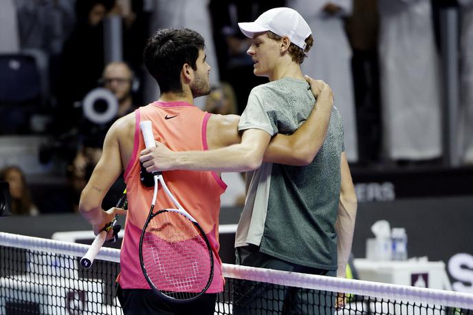 Jannik Sinner Carlos Alcaraz | Jannik Sinner je v finalu ekshibicijskega turnirja v Savdski Arabiji premagal Carlosa Alcaraza. | Foto Reuters