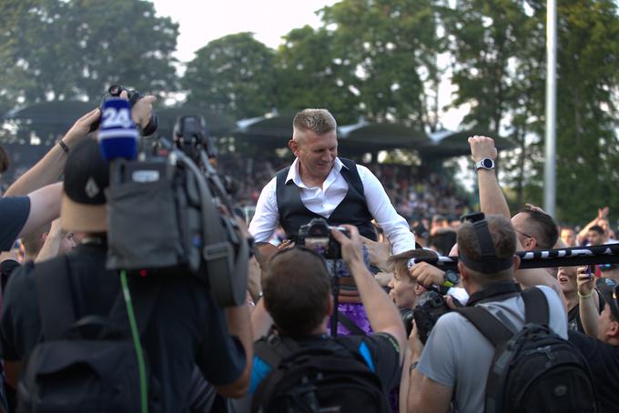 Karanović na ramenih svojih igralcev, ko je v Murski Soboti potrdil naslov prvaka. | Foto: Blaž Weindorfer/Sportida
