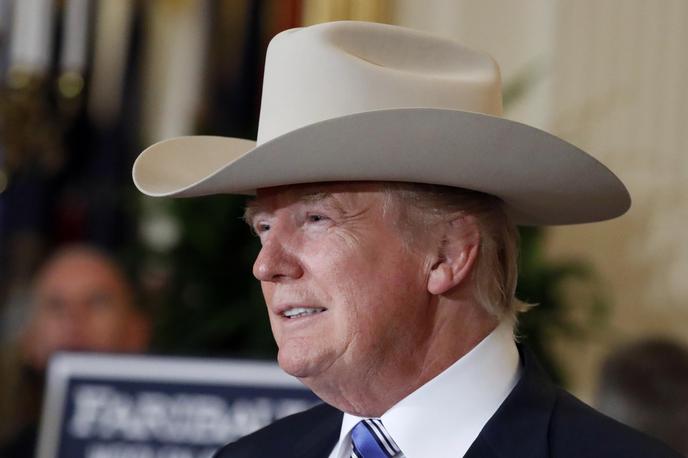 Donald Trump | Donald Trump si le redkokdaj nadene kavbojski klobuk, ki je bil predtem zaščitni znak nekaterih republikanskih predsednikov. S tem se skuša načrtno oddaljiti od videza podeželana, ki ne zna nagovarjati delavskih volivcev. | Foto Guliverimage