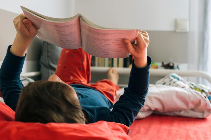 deček, knjiga, branje | V tokratni raziskavi PISA 2022, ki so jo izvedli marca in aprila lani, je sodelovalo 690 tisoč 15-letnikov iz 83 držav, iz Slovenje je bilo vključenih 6.721 dijakov in učencev. | Foto Getty Images
