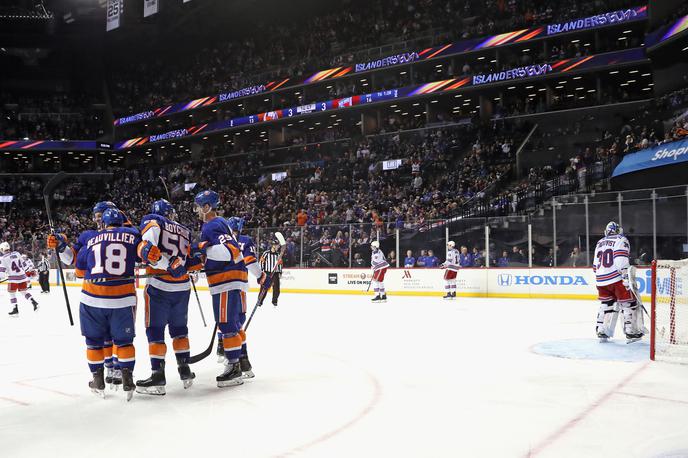 New York Islanders New York Rangers | New York Islanders so ugnali New York Rangers. Anthony Beauvillier je prvič v karieri dosegel tri gole, vratar Henrik Lundqvist ni imel svojega dne. | Foto Reuters