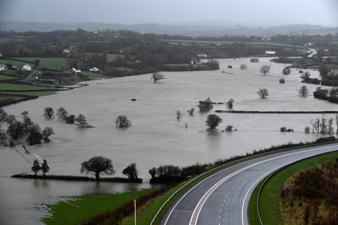 Poplave Velike Britanija | Ogroženih je več kot 300 krajev, še posebej kritično je na jugu Walesa. | Foto Reuters