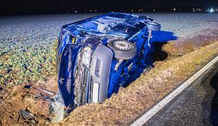 Tragična nesreča kombija z otroki: en otrok umrl, osem težje ranjenih