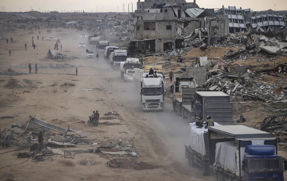 Gaza, tovornjaki, pomoč, hrana | Izraelska vojska je sporočila, da so njeni pripadniki v celoti obkolili Rafo na skrajnem jugu in mesto z zasedbo t. i. koridorja Morag odrezali od Han Junisa, ki leži nekoliko severneje.  | Foto Guliverimage