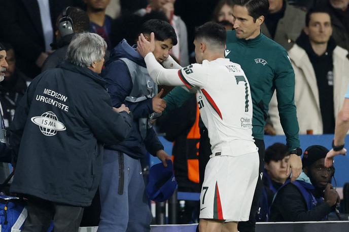 Pedro Neto | Pedro Neto se je pozneje pobiralcu žog opravičil. | Foto Reuters