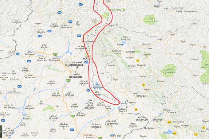 Sporna meja (obkrožena z rdečo) med Pakistanom in Indijo v regiji Azad Kašmir oziroma Svobodni Kašmir, v kateri ima administrativno oblast trenutno Pakistan, Indija pa trdi, da območje pripada njeni pokrajini Kašmir (Jammu in Kašmir). Pakistan medtem od Indije zahteva nadzor nad prav celotnim Kašmirjem, saj naj bi pripadal njemu.  | Foto: Google Zemljevidi