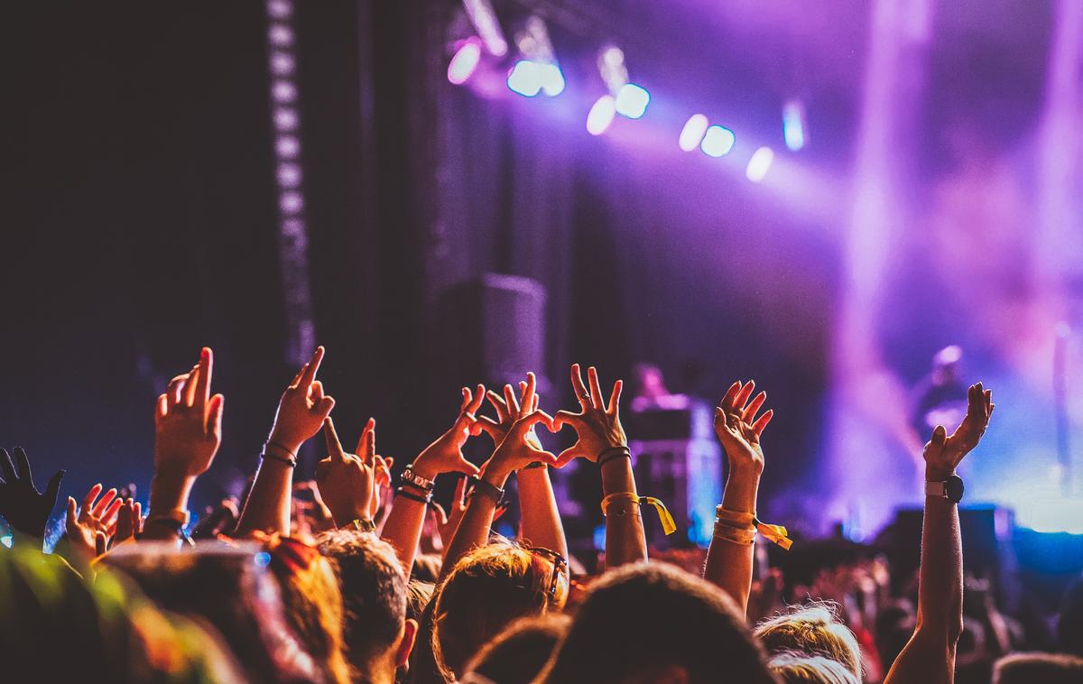 koncert | Mladi se bodo v petek in v soboto zvečer sprostili na koncertih priljubljenih glasbenikov in glasbenic.  | Foto Shutterstock