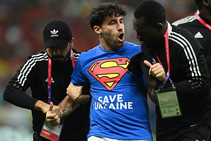 Znano je, kdo je vsiljivec z mavrično zastavo, ki je na mundialu opozoril na več svetovnih problemov