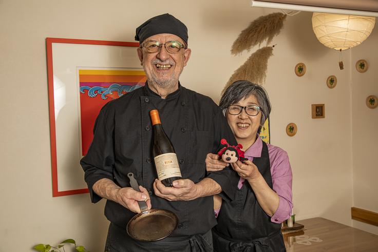 "Poročila sva se pred več kot tridesetimi leti. Tovrstnih porok takrat tukaj še ni bilo veliko. Njeni starši so me sprejeli z veseljem, še posebej me je bil vesel njen oče, ki je bil krojač. Izdeloval je obleke v evropskem stilu. Evropo je imel zelo rad in čeprav sem bil tujec, zanj to nisem bil. Bil sem dobrodošel. Zdaj pa je takšnih porok in razmerij vedno več in tudi tujcev nas je tukaj ogromno," o svoji ženi Tomoe in njeni družini pove Igor Leiler. | Foto: osebni arhiv Igor Leiler