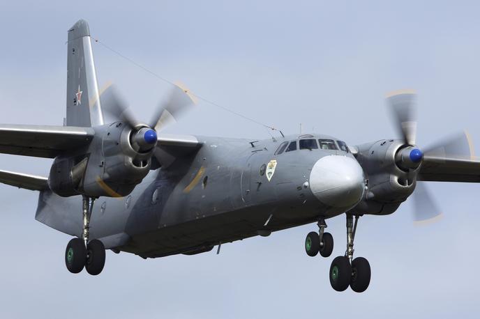 Antonov-26 | An-26 je letalo, ki se uporablja predvsem v vojaške namene za prevoz težkega tovora in manjšega števila potnikov. | Foto Guliverimage