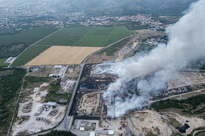 požar | Zaradi velikega požara je močno onesnažen zrak, ki ogroža zdravje ljudi. | Foto Pixsell/ Denis Kapetanovic