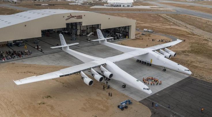 Allen je pričakoval, da bo letalo Stratolaunch občutno pocenilo polete v vesolje. Prvi preizkus bodo opravili z eno raketo, Stratolaunch pa bo imel prostora za tri. Prvi pravi preizkus letala Stratolaunch je sicer napovedan šele za leto 2019. Kliknite na fotografijo in si oglejte še videoposnetek letala Stratolaunch. | Foto: Stratolaunch Systems