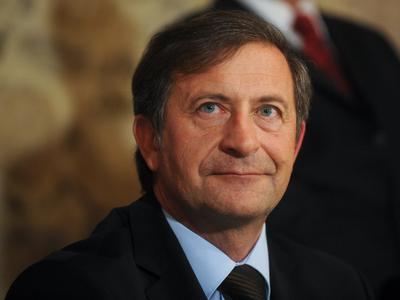 Karel Erjavec na vrata parlamenta nabil deset tez za prenovo države