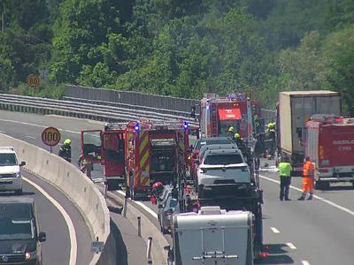 Zaradi gorečega tovornega vozila zaprta primorska avtocesta