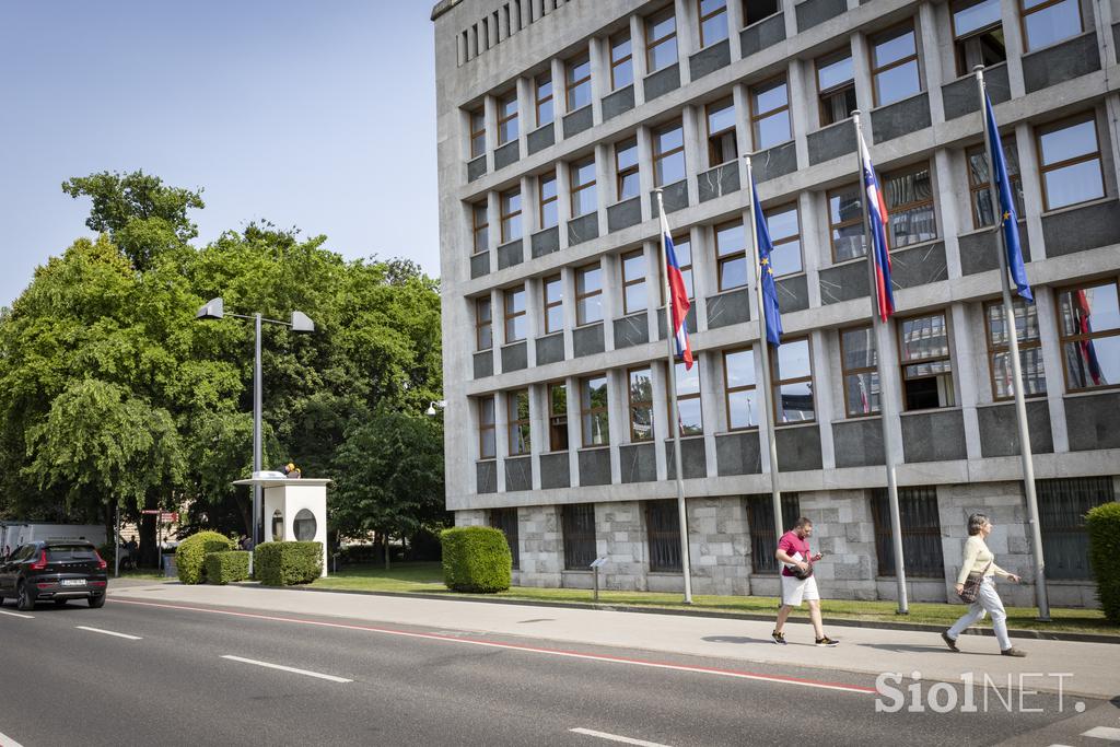 Popravilo policijske hiške pred parlamentom.