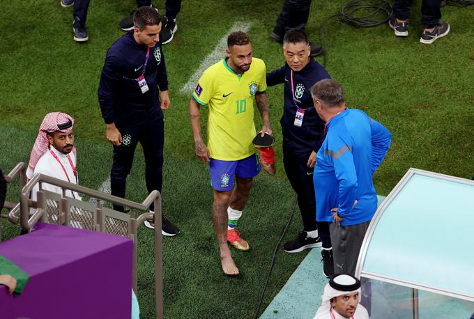 Neymar v bolečinah. | Foto: Reuters