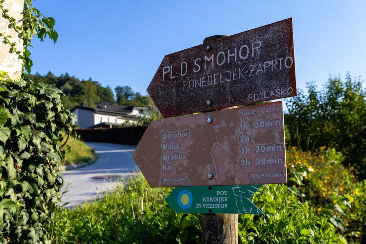 Od gasilskega doma krenemo po ulici, imenovani pot na Šmohor. | Foto: Matej Podgoršek