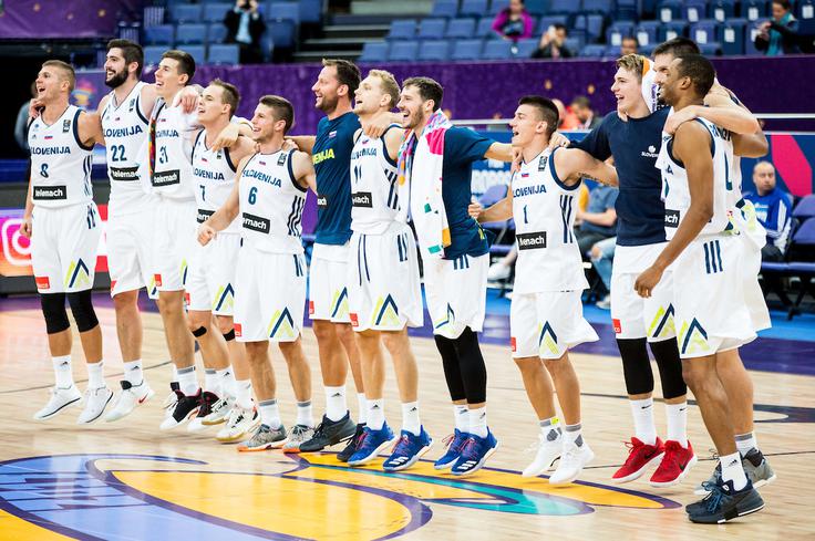 Veliko veselje še neporaženih slovenskih košarkarjev. | Foto: Vid Ponikvar